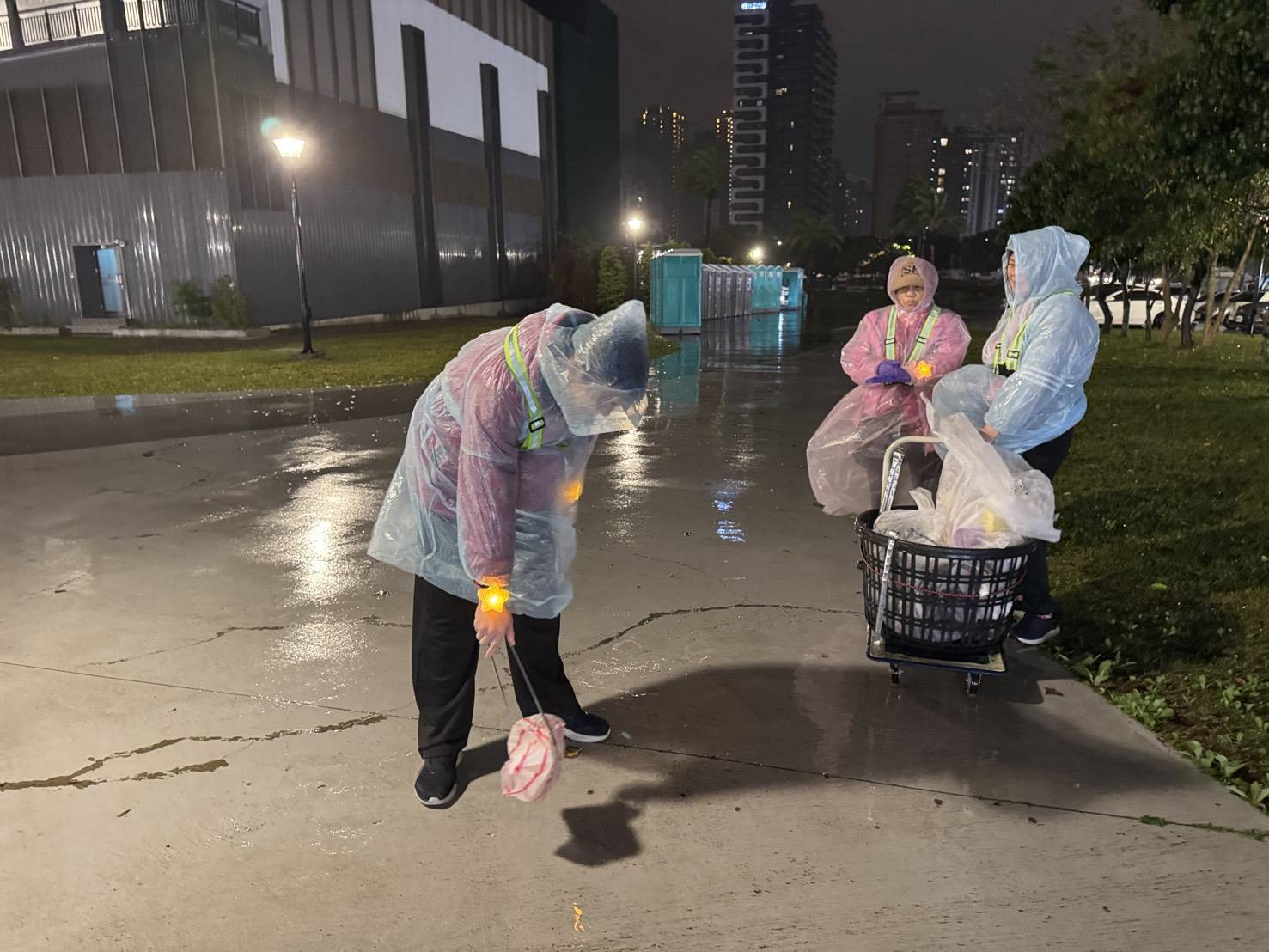 專用垃圾袋正式上路 2026桃園跨年晚會散場 環保局徹夜清運減量成效良好 (2).jpg